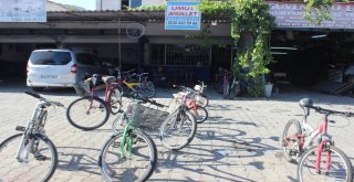 Çocukları Sevindirmek İçin 50 Yaşından Sonra Bisiklet Tamirciliğe Başladı