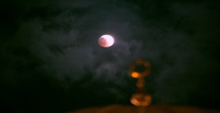 Kanlı Ay Tutulmasına Cami Ve Türk Bayrağı Manzarası Çok Yakıştı