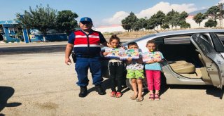 Kırıkhanda Çocuklara Düdük Dağıtıldı