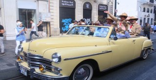 İstiklal Caddesini Rengarenk Klasik Araçlar Süsledi