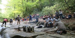 Kayalıdere Şelaleleri Ziyaretçi Akınına Uğruyor