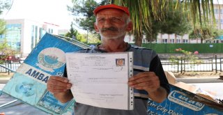 Görme Engelli Eşine Bakabilmek İçin 16 Yıldır Çöpten Kağıt Topluyor