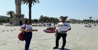 İzmirde Bir Grup Öğrenci Şeker Ve Kolonya Dağıtarak Vatandaşlarla Bayramlaştı