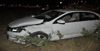 Kaza Sonrası Tarlaya Uçan Otomobilde 1İ Ağır 4 Kişi Yaralandı