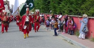 Minik Öğrenciler Mehter Marşlarıyla Ders Başı Yaptı