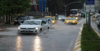 Bir Anda Bastırdı, Caddeler 5 Dakikada Göle Döndü