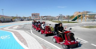 Öğrencilere Uygulamalı Trafik Eğitimi Veriliyor