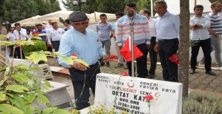 Ömer Halisdemirin Babası Ve Kardeşi Gebzede Şehitliği Ziyaret Etti