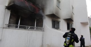 Bursada 4 Katlı Binada Çıkan Yangında Can Pazarı