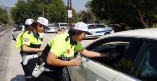 Trafik Polisleri, Ceza Yerine Şeker Ve Kolonya İkram Etti