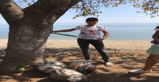 Örnek Gençler Sahili Temizledi