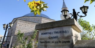 Caminin Tahribata Uğramasının Ardından Bir Mahalle Ayakta