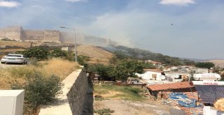 Ayasuluk Kalesinin Yanındaki Yerleşim Yerlerini Tehdit Eden Yangın