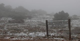 Spil Dağına Ekim Ayında Kar Düştü