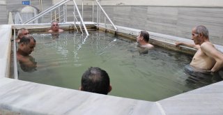 600 Yıldır Emekleyerek Gelenleri Yürüyerek Taburcu Eden Sağlık Merkezi