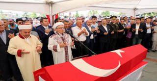 Şehit Yakınları Askerlerin Terini Sildi