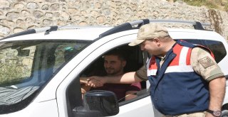 Jandarma Vatandaşlarla Bayramlaştı