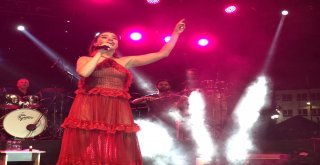 Burcu Güneş Sevilen Şarkılarını Hayranlarıyla Birlikte Seslendirdi