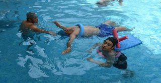 Çukurovada Yüzmeye Engel Yok