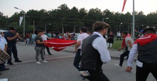 Asker Adayları, Dev Türk Bayrağı Açıp Eğlence İçin Para Topladı