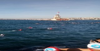 Cumhuriyetin Kuruluş Yıl Dönümünde Kız Kulesine Yüzerek Geçtiler