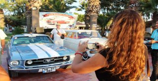 Klasik Otomobillerle Fotoğraf Çektirmek İçin Birbirleriyle Yarıştılar