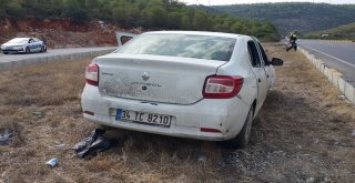 Direksiyon Hakimiyetini Kaybeden Sürücü Kaza Yaptı; 2 Yaralı