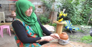 Gazete Kağıtlarından İlginç Ürünler Yapıyor