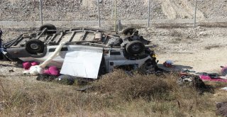 Hafif Ticari Araç Şarampole Yuvarlandı: 1 Ölü, 1 Yaralı