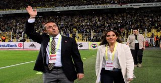 Ali Koç Maç Öncesi Tribünleri Selamladı