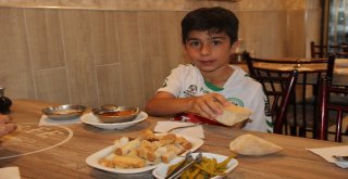 Sabah Namazına Camiye Gelen Çocuklara Çorba İkram Ediyor