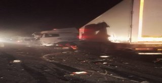 Seyir Halindeki Tır, Yol Kenarındaki Tıra Çarptı, Ortalık Savaş Alanına Döndü