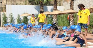 Aydınlı Çocuklar Büyükşehir Belediyesinin Kursları İle Hem Serinliyor Hem De Yüzmeyi Öğreniyor