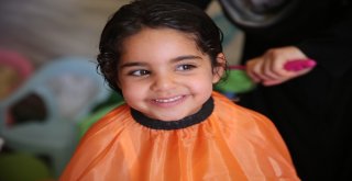 Suriyede Savaşta Annelerini Kaybeden Çocukların Saçlarına İlk Kez Örgü Yapıldı