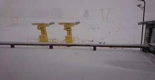 Uludağda Kar Kalınlığı 20 Santimetreye Ulaştı, Zincirsiz Seyahate İzin Verilmiyor