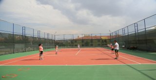 Genç Durakta Ücretsiz Tenis Dersleri