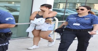 Mağazadan Şort Ve Çanta Çalan Genç Kız Yakalandı