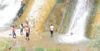 Serinlemek İsteyenler Şelaleye Akın Ediyor