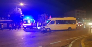 Minibüs, Çekici Ve Engelli Aracı Çarpıştı; 8 Yaralı