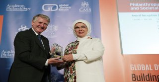 Emine Erdoğana Londrada “İnsani Hizmet Takdir Ödülü” Verildi