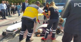 Yaya Geçidinde Minibüs Çarpan Dünürünü Bir An Olsun Yalnız Bırakmadı