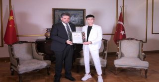 Çinli Şarkıcı Türkiye Fahri Turizm Elçisi Oldu