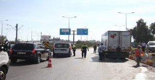 Antalyada Kamyonetler Çarpıştı: 1 Yaralı