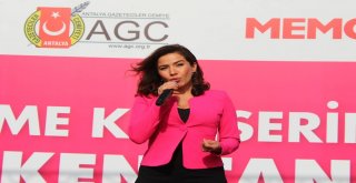 Şarkıcı Burcu Güneşten Pembe Konser