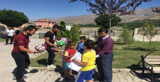 Gönüllü Gençlerden Öğrencilere Hediye