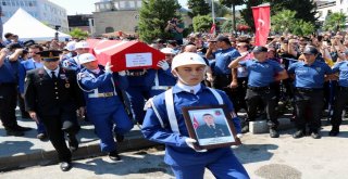 Şehit Yakınları Askerlerin Terini Sildi