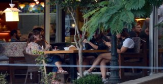 (Özel) Megan Fox Belgesel Çekimi İçin Annesi İle İstanbula Geldi