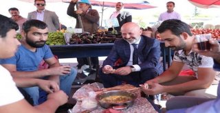 Vatandaş Başkan Çolakbayrakdarı Sevgiyle Karşılıyor