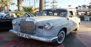 Klasik Otomobillerle Fotoğraf Çektirmek İçin Birbirleriyle Yarıştılar