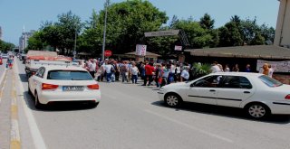 Sınava Giren Çocukları İçin Yolun Trafiğe Kapatılmasını İstediler